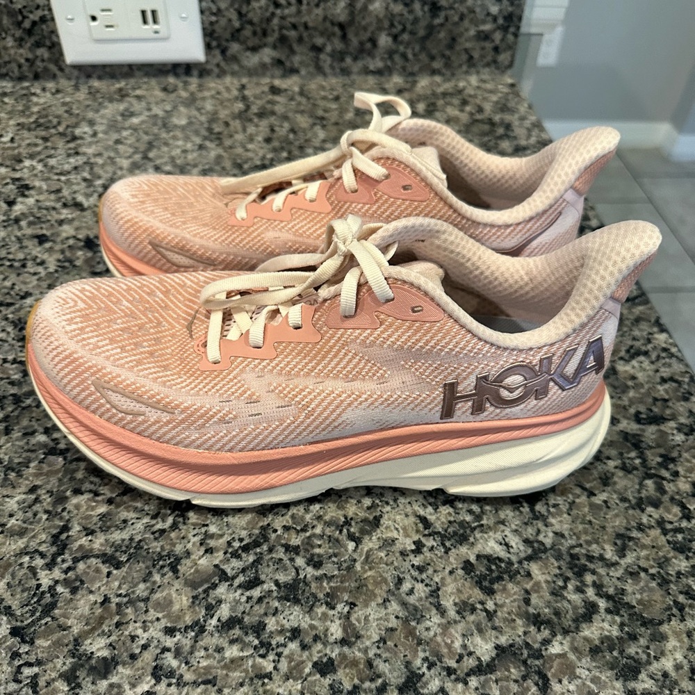 Hoka Clifton 9. Size 8.
